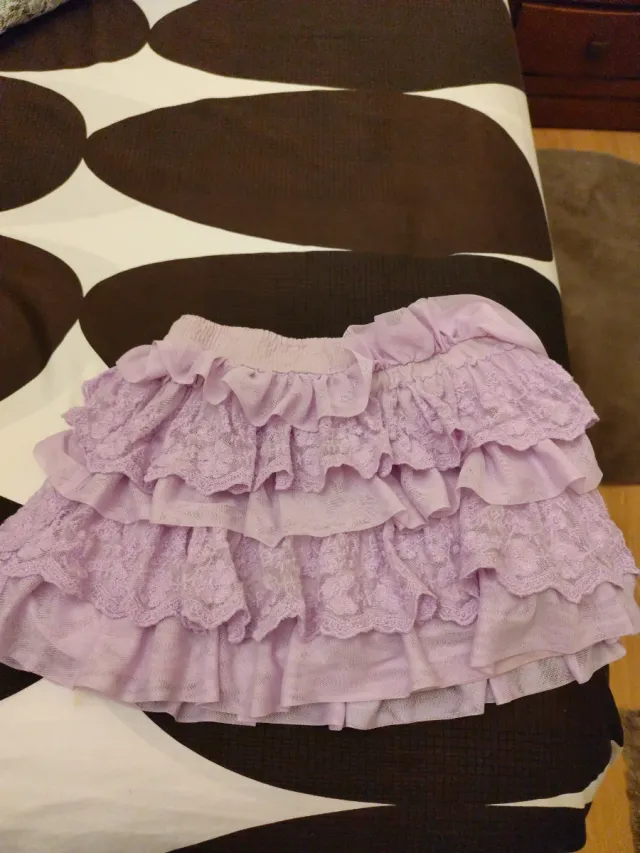 Falda morada volantes y encaje