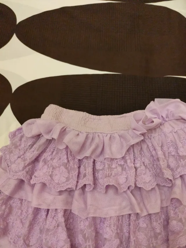 Falda morada volantes y encaje