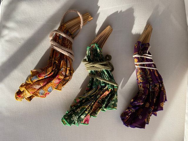 3 sombreros abanicos plegables de bambú y Batik