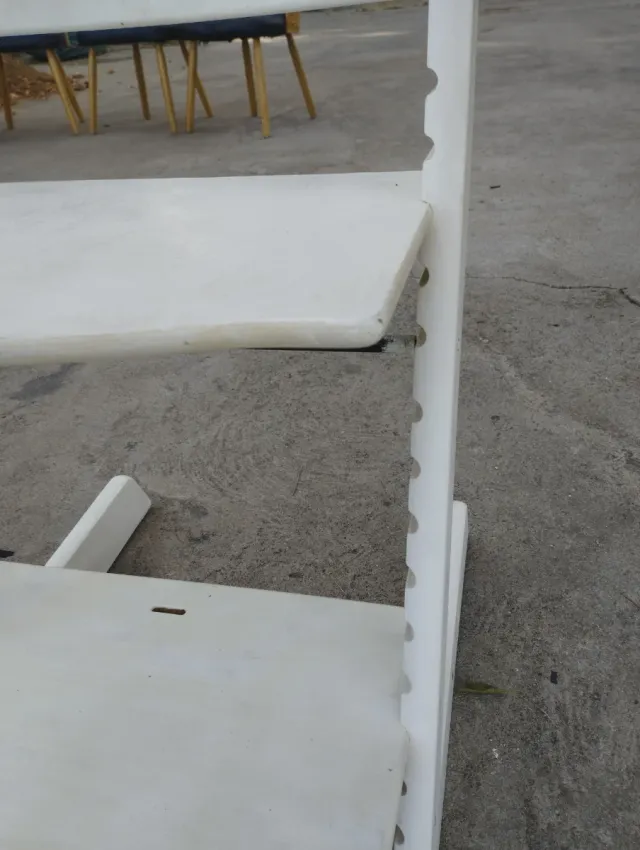 Estantería de madera blanca