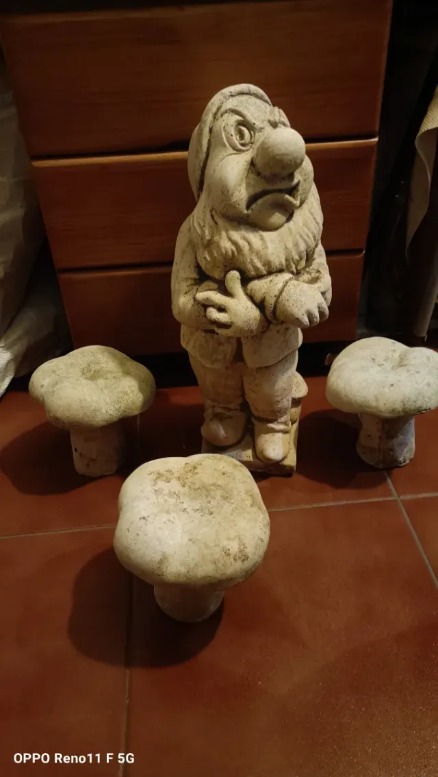 Enano enfadado y 3 setas de hormigón