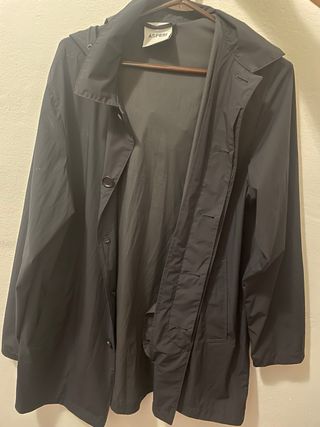 Chubasquero azul oscuro