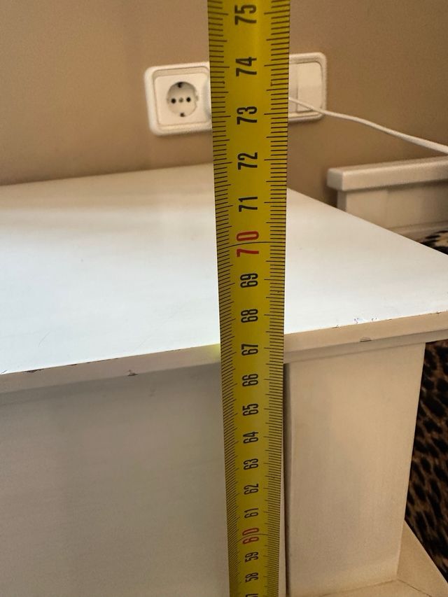 Comodino in legno bianco