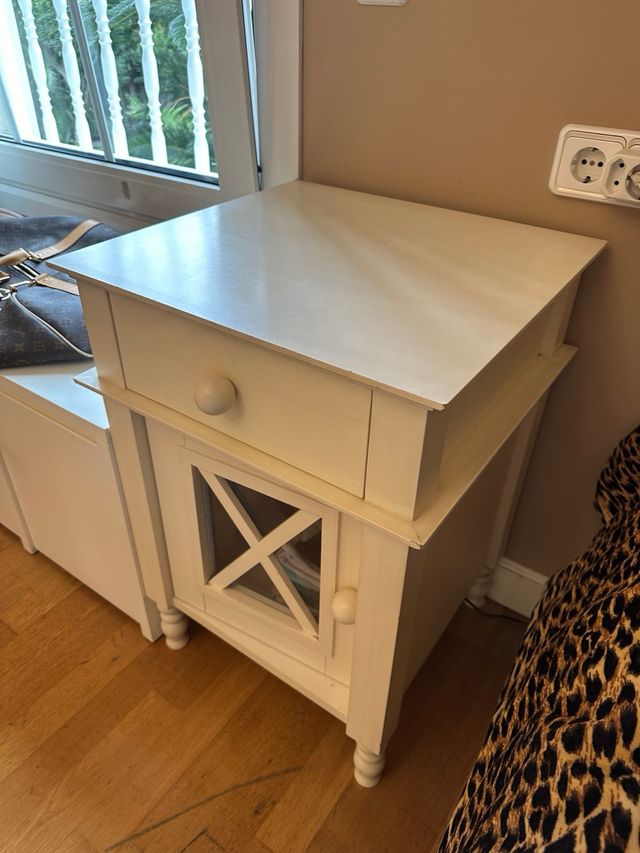 Comodino in legno bianco