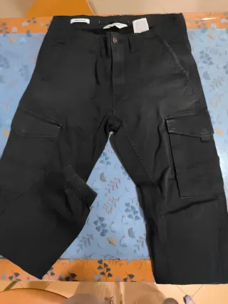 Lote Pantalón Negro y sudadera morada.