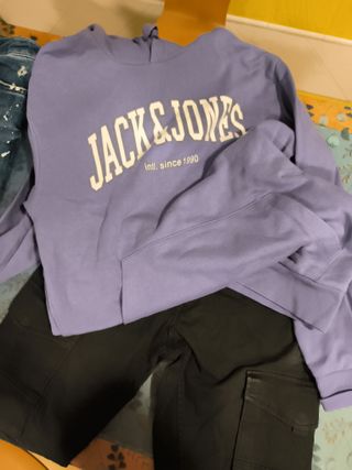 Lote Pantalón Negro y sudadera morada.