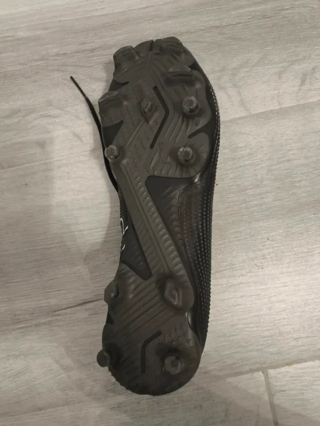 Botas de fútbol Puma negras y blancas