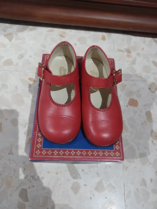 Zapatos rojos niña piel Chupetin talla 22
Casi sin