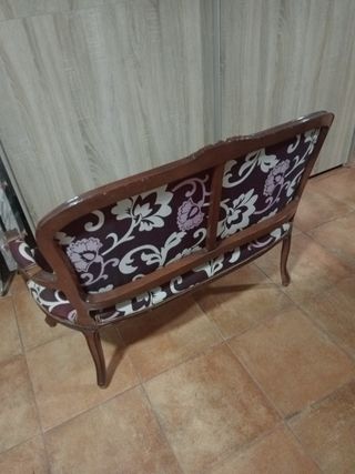 Bonito sillón antiguo de madera y tela