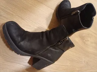 Botines negros vestir. 