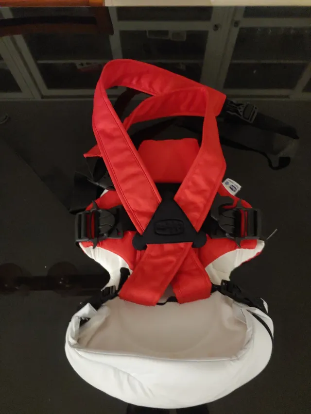 Mochila Porta Bebé Chicco Roja y Blanca