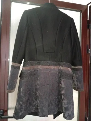 Abrigo paño negro adornos tela talla M