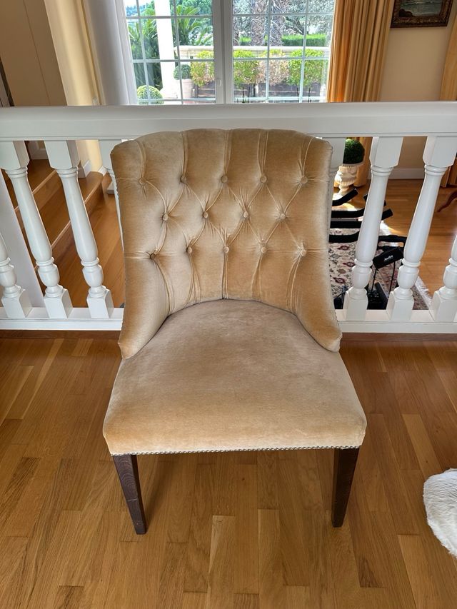 Sedia in velluto beige con borchie