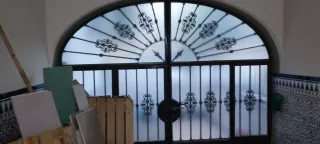 Puerta Hierro con Cristales Abatibles