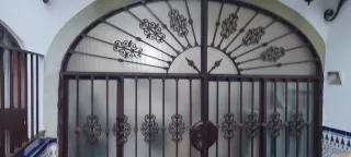 Puerta Hierro con Cristales Abatibles