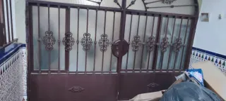 Puerta Hierro con Cristales Abatibles