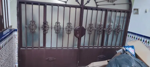 Puerta Hierro con Cristales Abatibles