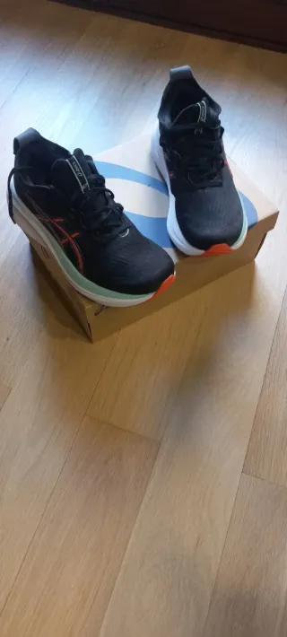 Asics Nimbus 27 Negro Naranja