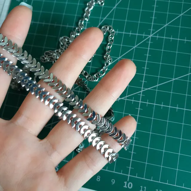 Cinturones metálicos plateado y dorado de espiga