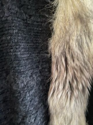 Abrigo oscuro con pelo sintético T38