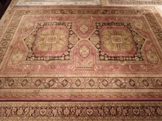 Tappeto di Seta e Lana Rosa e Marrone