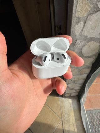 Cuffie AirPods 4 Apple bianche usate