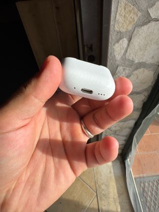 Cuffie AirPods 4 Apple bianche usate