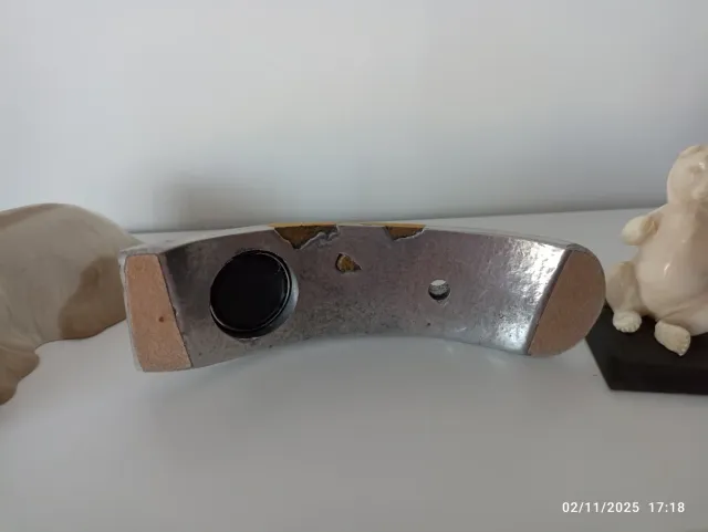 Portaplumas Brutalista David Marshall con reloj