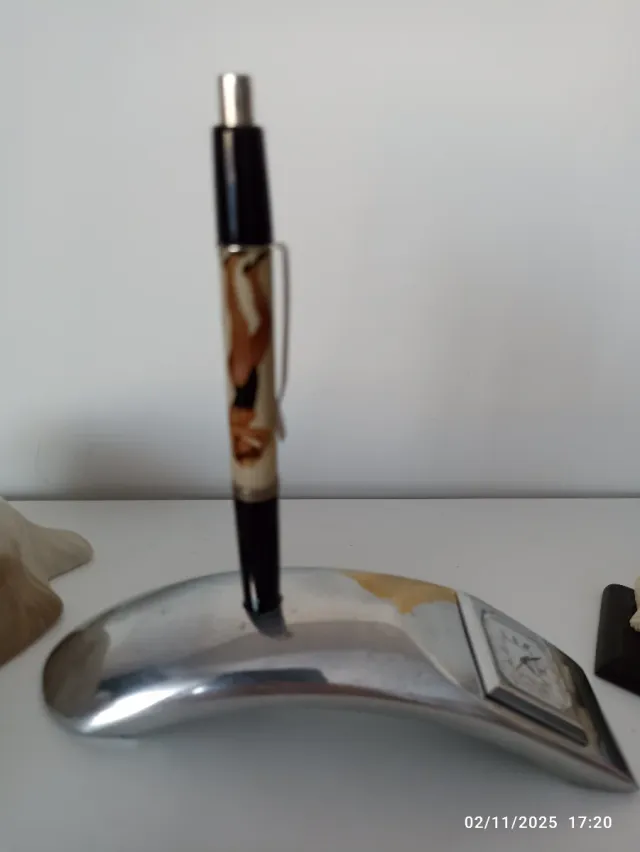 Portaplumas Brutalista David Marshall con reloj