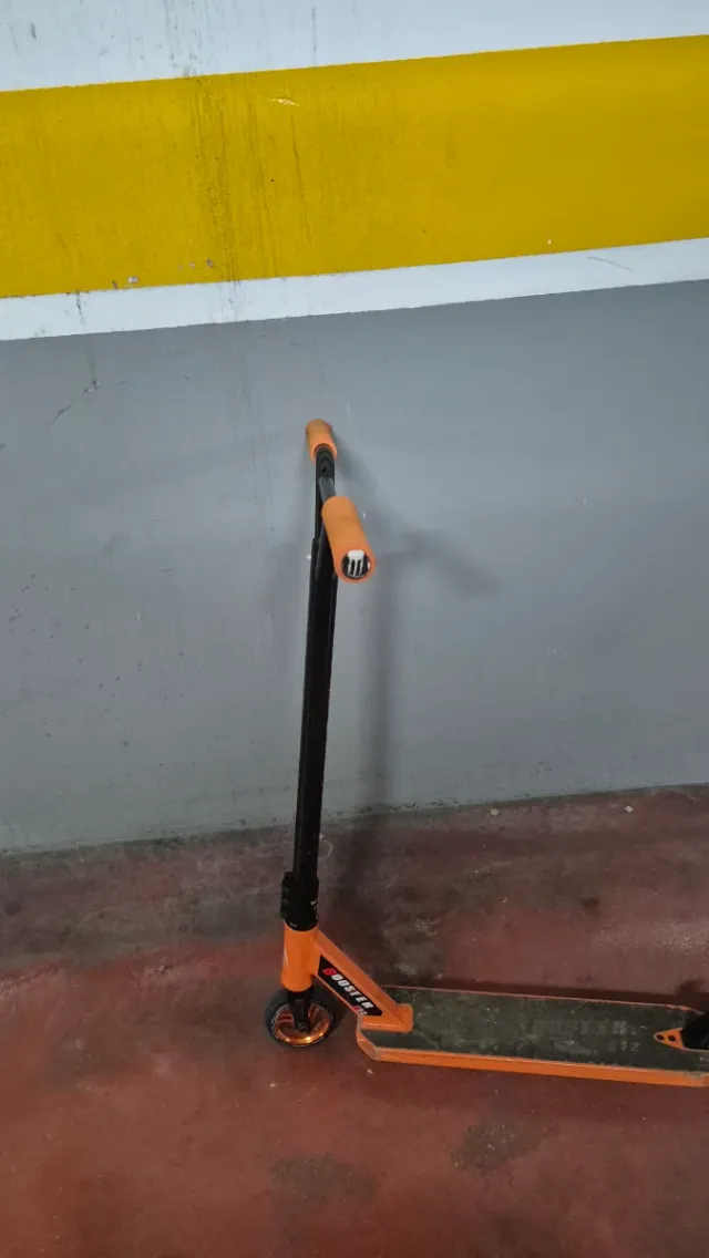 Patinete naranja y negro booster b12