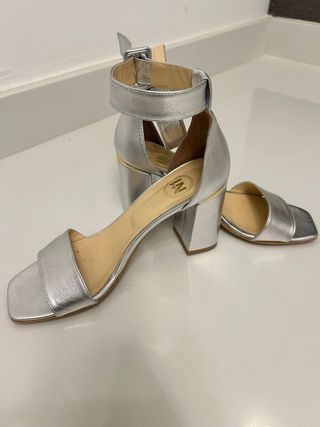 Sandalias de tacón plateadas
