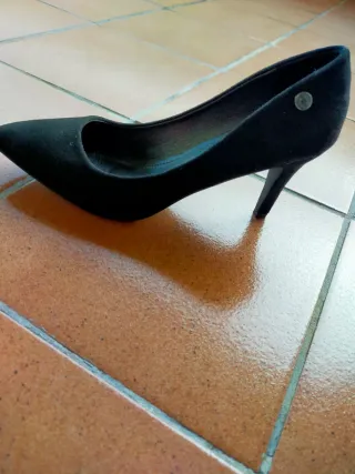 Zapatos de tacón Refresh terciopelo negros talla 4