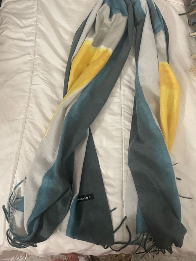 Bufanda de rayas grises y amarillas