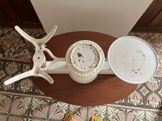 2 vecchie bilance con pesi