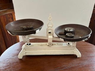 2 vecchie bilance con pesi