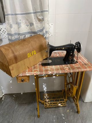 Máquina de coser antigua Alfa con maleta