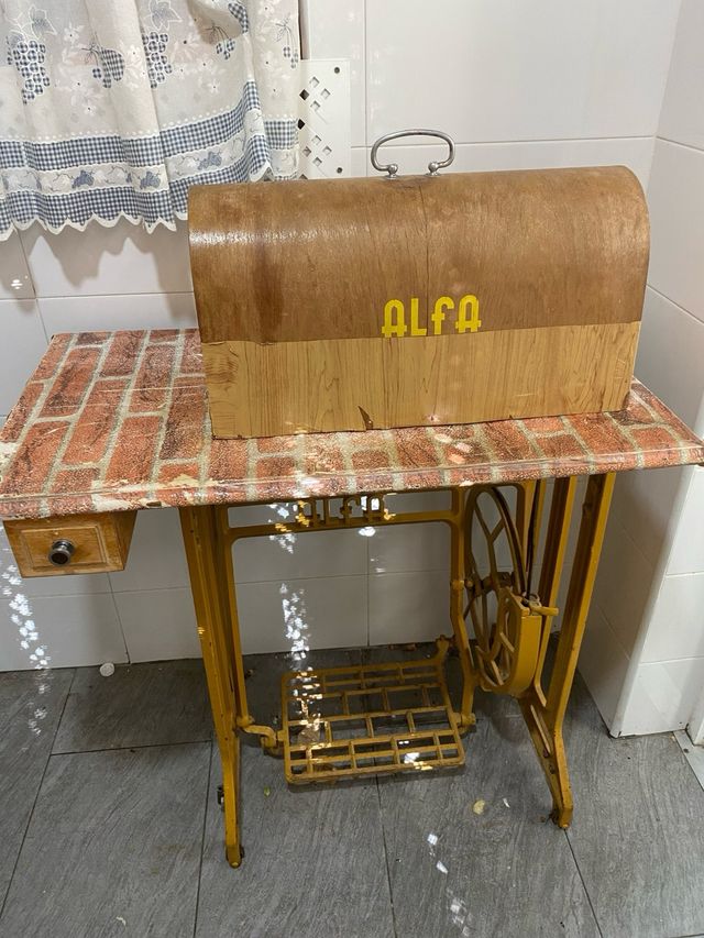 Máquina de coser antigua Alfa con maleta