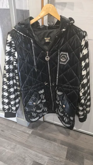 Cazadora acolchada negra con estampado