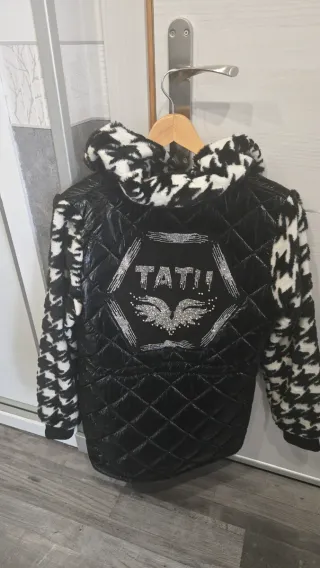 Cazadora acolchada negra con estampado