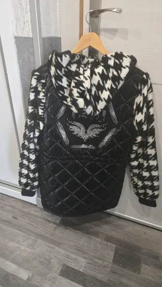 Cazadora acolchada negra con estampado