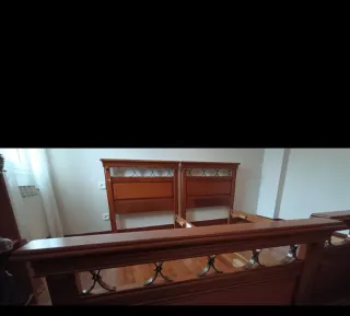 Estructura de cama madera maciza y metal. Perfecta