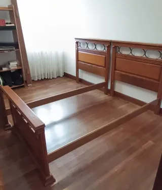 Estructura de cama madera maciza y metal. Perfecta