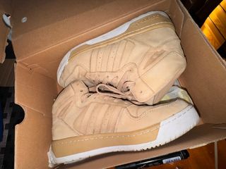 Zapatillas Adidas Beige y Blancas