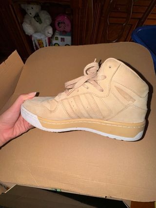 Zapatillas Adidas Beige y Blancas