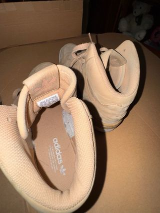 Zapatillas Adidas Beige y Blancas
