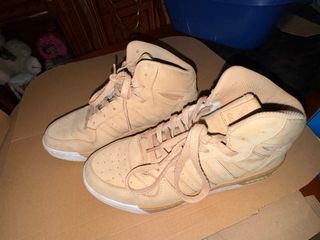 Zapatillas Adidas Beige y Blancas