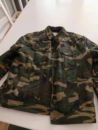 Chaqueta Camuflaje Zara Talla L forro terciopelo