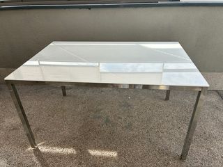 Mesa cristal y aluminio casi nueva