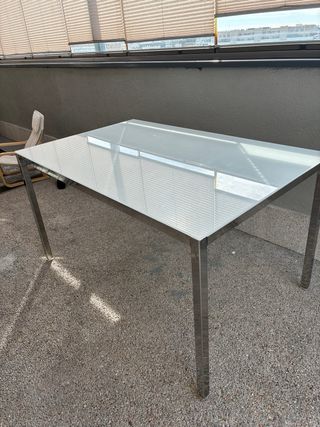 Mesa cristal y aluminio casi nueva
