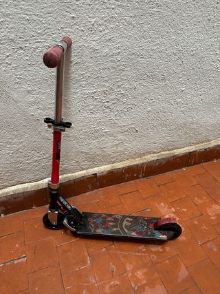 Patinete infantil rojo y negro